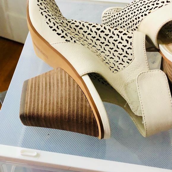Size 8.5 Vince Camuto Bone color wedges - Picture 3 of 5